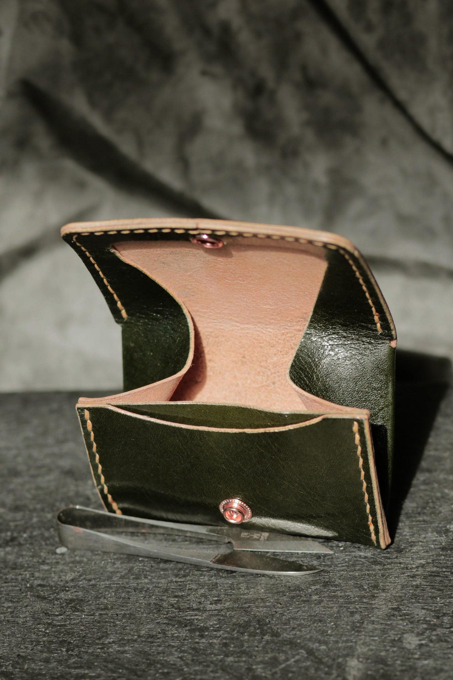 Britzer 004 (tamponato green) - leathercraft mit kater
