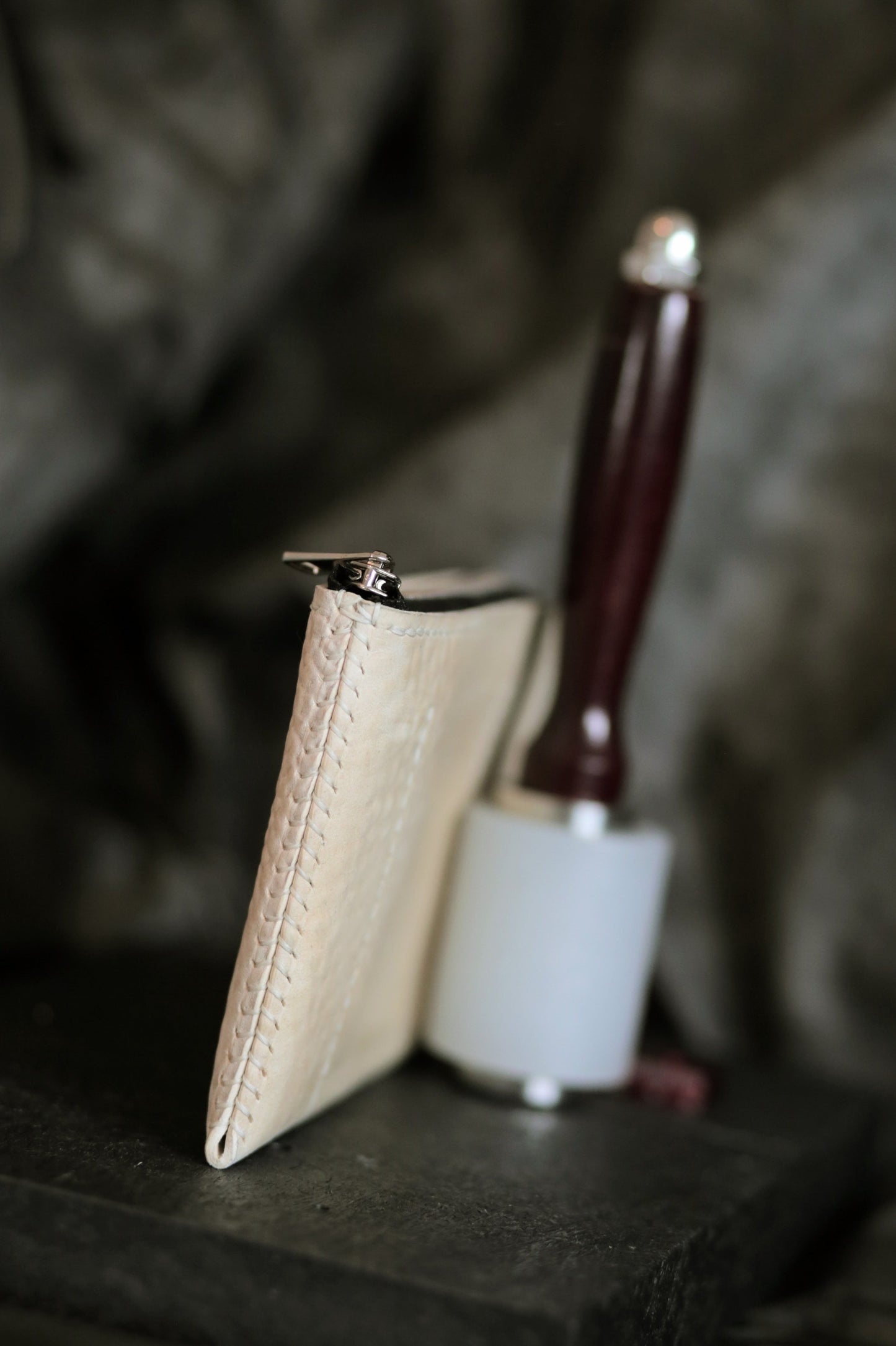 Tempelhofer 003 (dirty white) - leathercraft mit kater