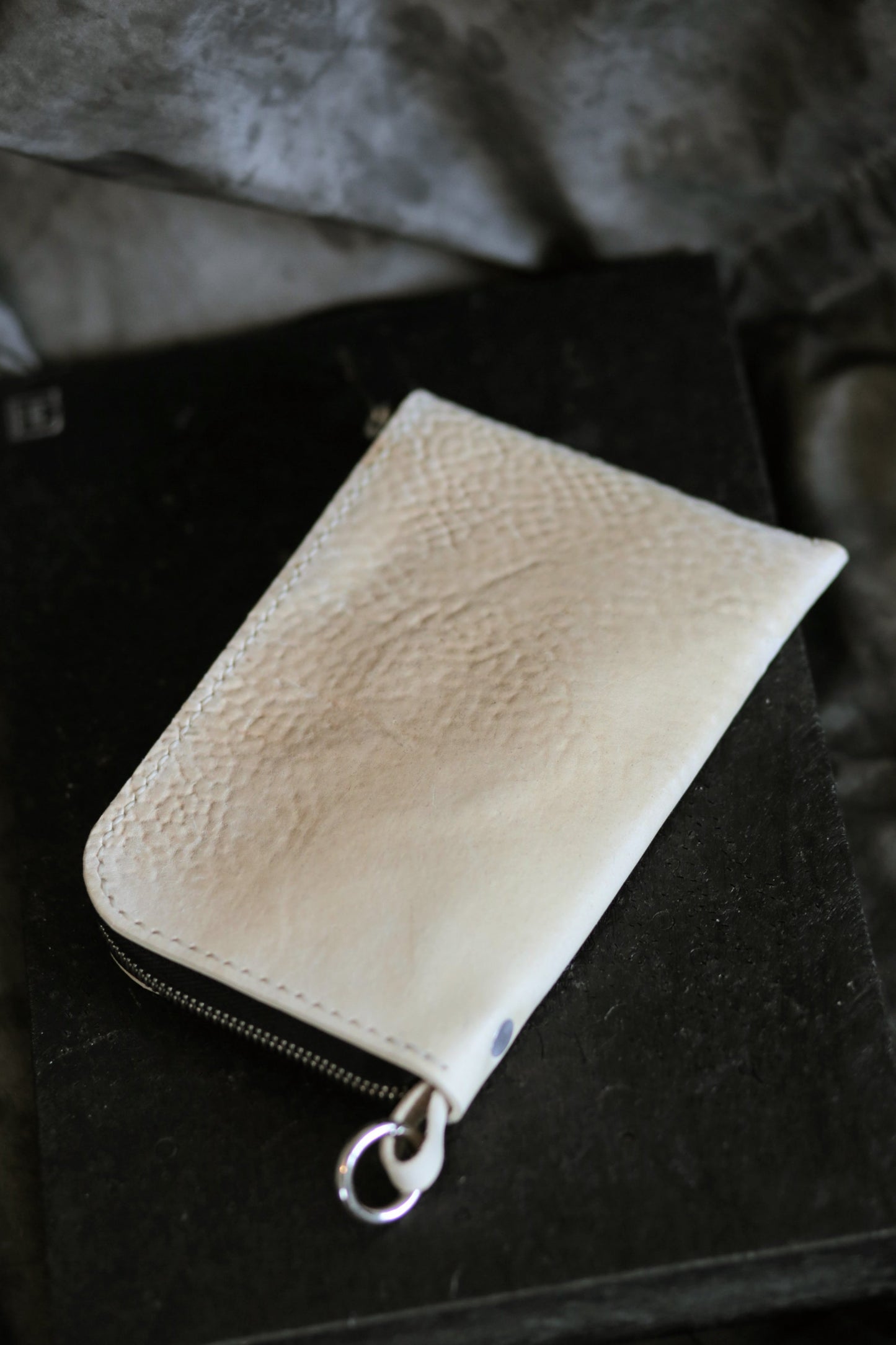 Tempelhofer 003 (dirty white) - leathercraft mit kater
